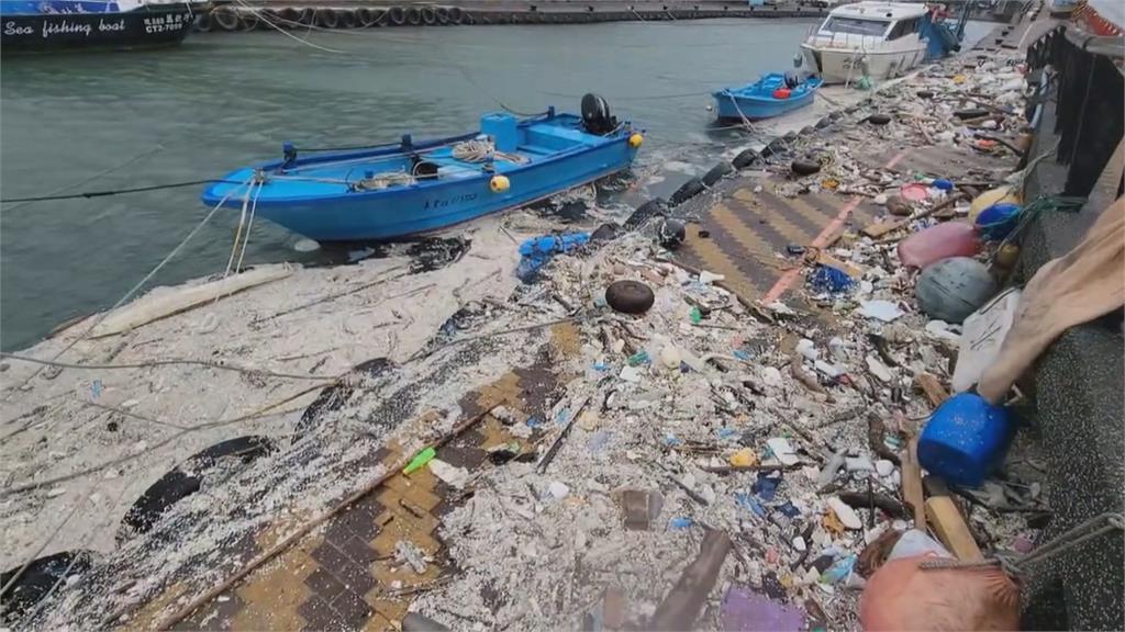 「卡努」颱風長浪+大潮　鼻頭港現大量海廢垃圾