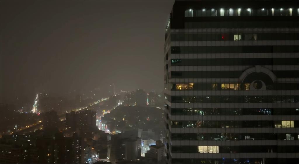 雷神降臨!台中五雷轟頂震撼夜空 強降雨釀積水災情
