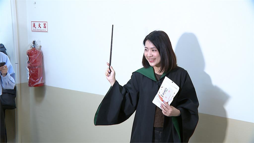 質詢穿巫師袍遞上「蜜餞」　徐巧芯大戰「魔法部長」吳釗燮