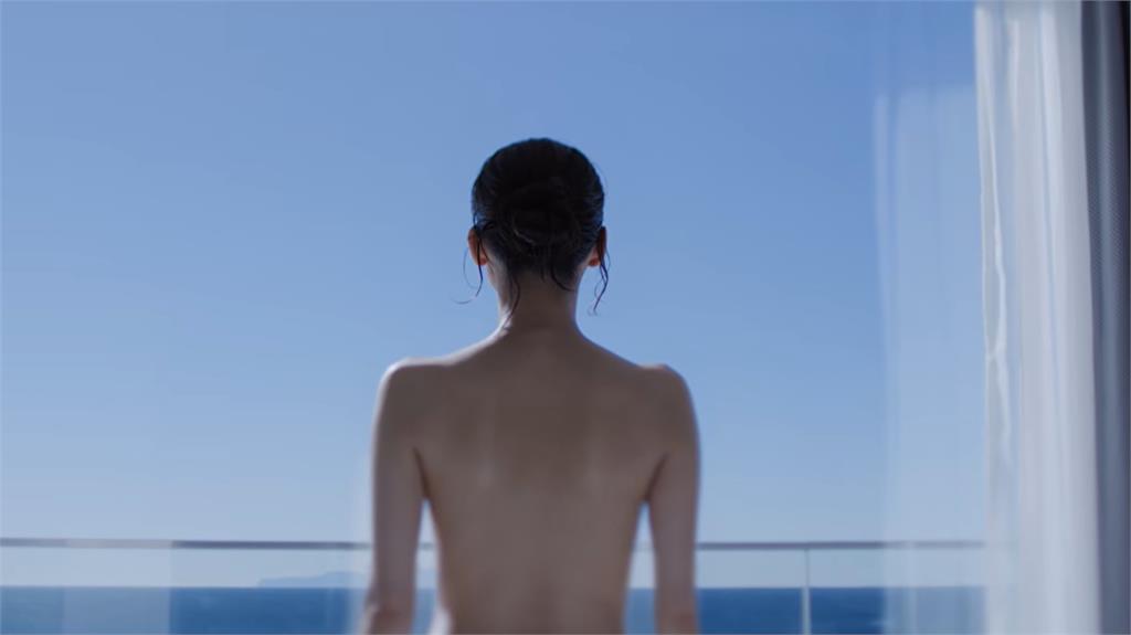 綾瀨遙破尺度拍廣告！站窗邊「上身全裸」畫面曝…網嚇壞：為了脫而脫