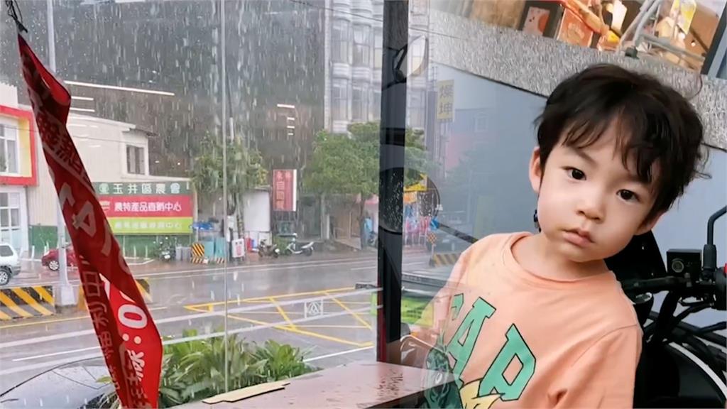 風雨擋不住!他接兒子放學遇豪雨 淋雨衝回家全身濕笑喊:要禿頭了