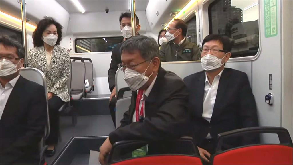 鴻海旗下電動巴士亮相 劉揚偉、柯文哲搶先試乘