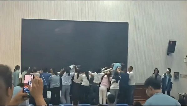 中國「愧疚教育」要家長跪一排讓學生蒙眼踩過!她踩完才知是爸媽崩潰痛哭