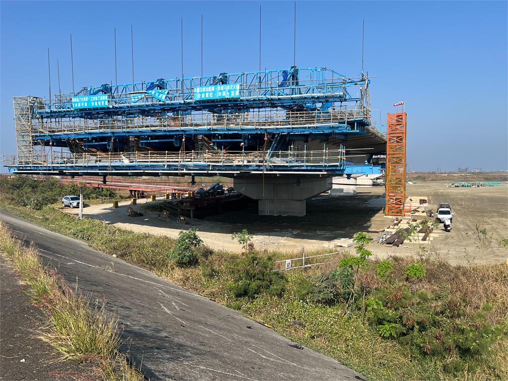 台南恐怖車禍！奥迪男「堤防上爆衝」飛上9m高架橋　「車頭斬首」當場死亡驚悚畫面曝