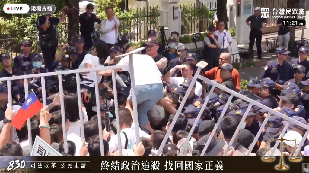 快新聞/第二波衝突爆發!小草再度展開推擠 2女意圖翻越柵欄遭攔