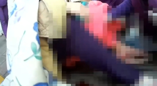 士林街頭驚見「孕婦馬路旁產子」緊抱嬰！臍帶還沒剪…員警急打119遠端指導