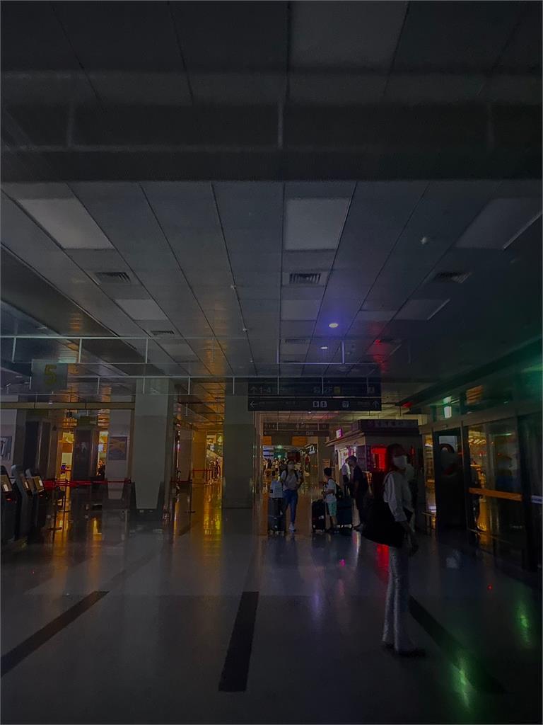 快新聞／台電饋線故障！松山機場跳電黑漆漆　旅客摸黑拉行李畫面曝光