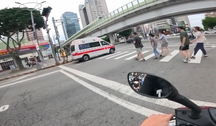 救護車鳴笛過斑馬線 停不停車禮讓行人?引發討論