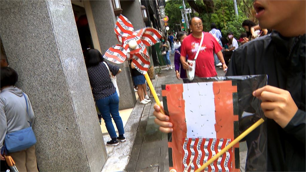 獨／洋流續發威！設計師推「限量風車」　頭香小水滴一早卡位