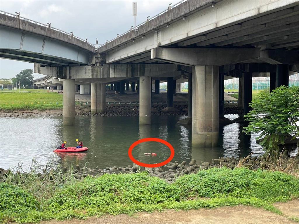 快新聞／汐五高架轎車自撞墜基隆河！駕駛奇蹟脫困　同地點半年前才釀1死悲劇