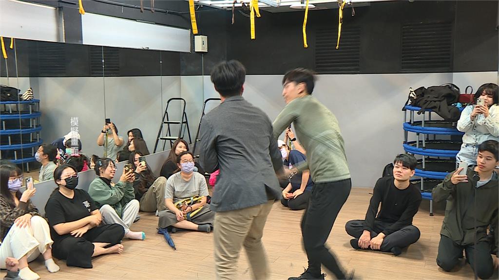 網友推薦研讀「小橘書」　內容教學遇「煙霧彈」時如何逃跑