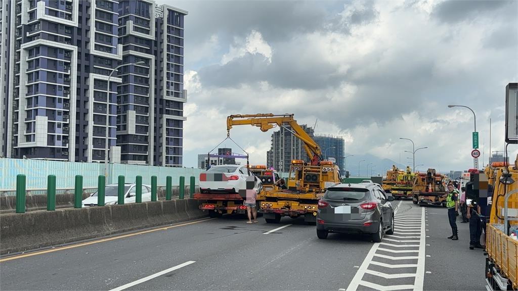 快新聞／台64線三重段「BMW撞翻貨車」　駕駛一度受困車內命危送醫