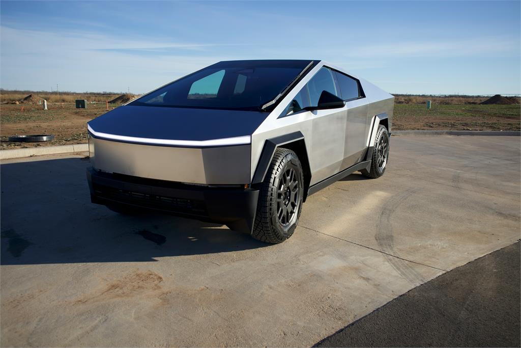 Cybertruck車禍斷電逃不了!車主遭2760°C火焰燒死「骨頭熔解斷裂」