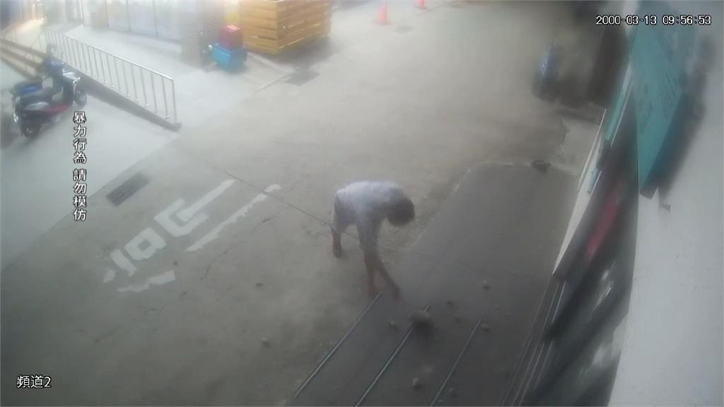 疑政治立場不同!民眾黨澎湖黨部 男子持石頭猛砸大門