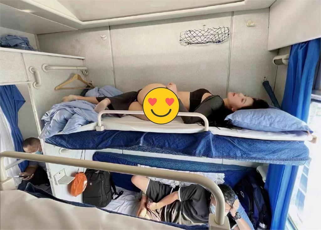 瑜珈褲妹火車內「當眾換衣」男乘客全冷靜裝沒事!真實身份曝光