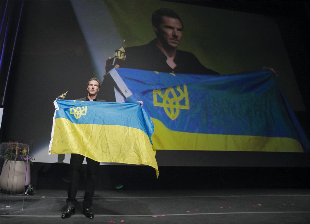 現實版英雄！奇異博士奪獎「高舉烏克蘭國旗」　公開聲援：別再退縮！