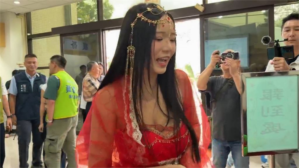 抽號次出奇！桃園「王妃」穿華服到場　高雄張以理喊：8包煎餃