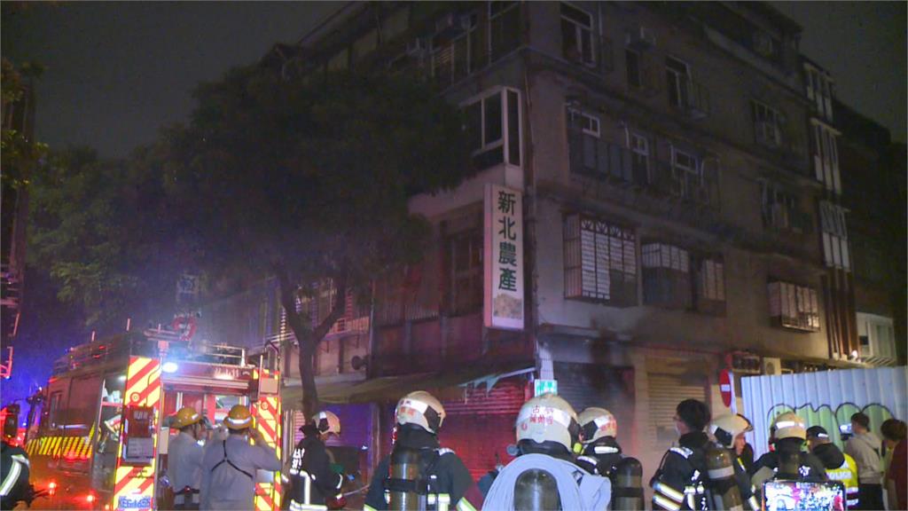 北市蔬菜加工廠深夜遭祝融 民眾抱2嬰驚恐逃生