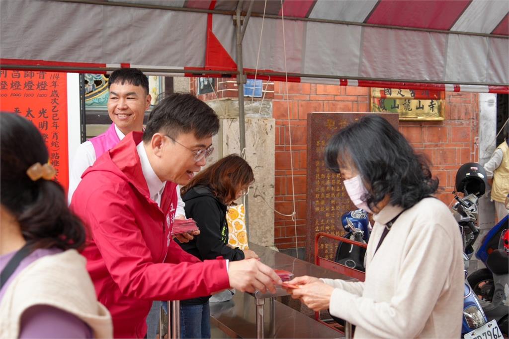 快新聞/初三祈福高雄走透透 賴瑞隆:祝賀市民蛇年好運來