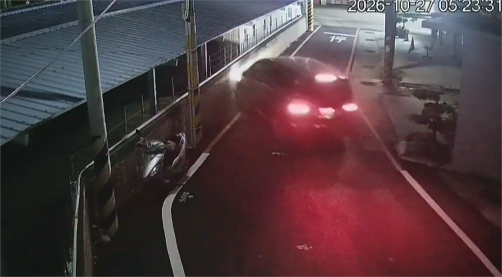 雲林虎尾揚子中學不速之客？　轎車不明原因自撞圍牆