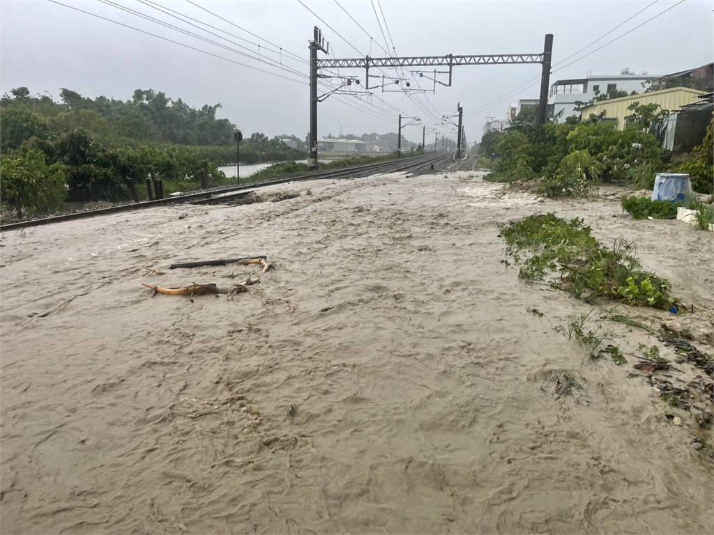 快新聞/旅客注意!台鐵「二水=林內」因豪雨路線掏空 雙向中斷急搶修