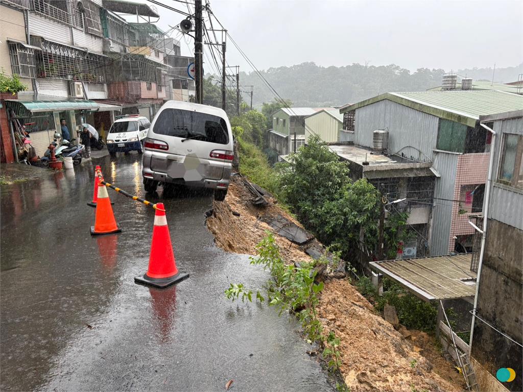 三峽邊坡驚傳土石滑落!「小貨車險墜落砸民宅」畫面曝光警急封鎖現場