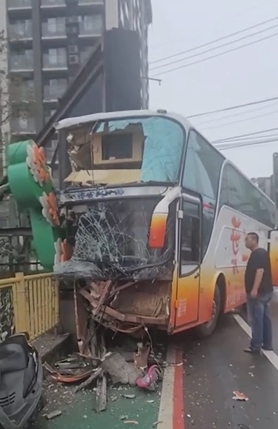 快新聞/竹東高中專車撞橋欄桿「車頭全毀」 7人受傷「駕駛搶救中」