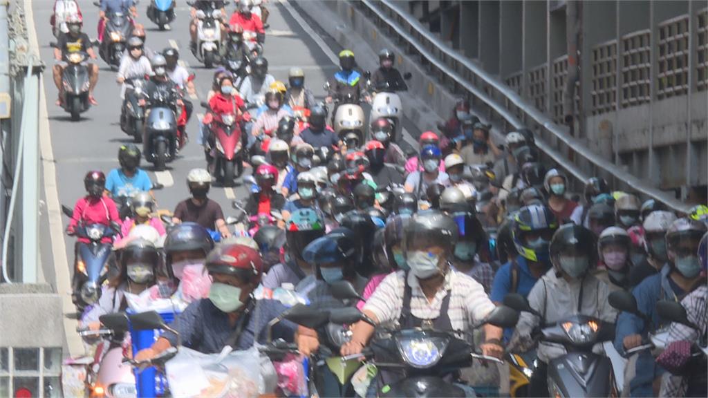 開學首日大量車潮湧現 雙北主要幹道壅塞