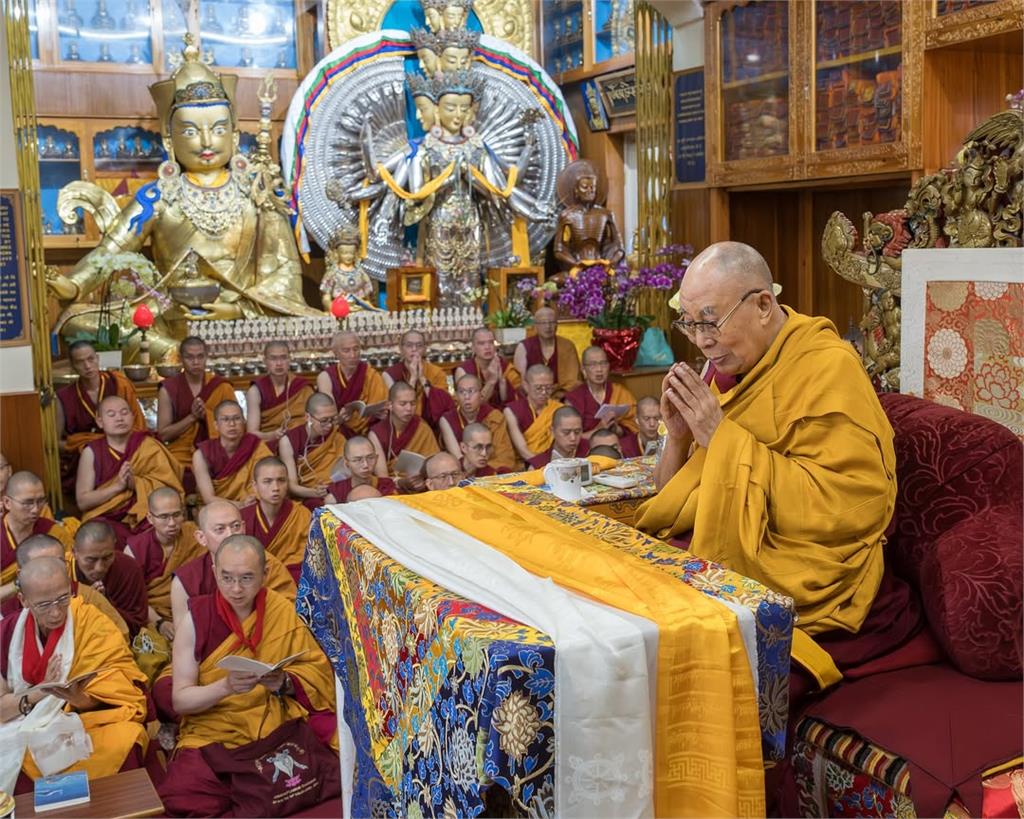 90歲達賴喇嘛首獲「葛萊美獎」!代領人幽默開場1句話笑翻全場