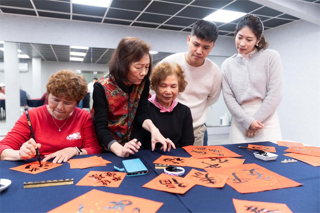 七旬伯因童年陰影「一輩子沒看過牙」！從一場春聯課找回微笑勇氣