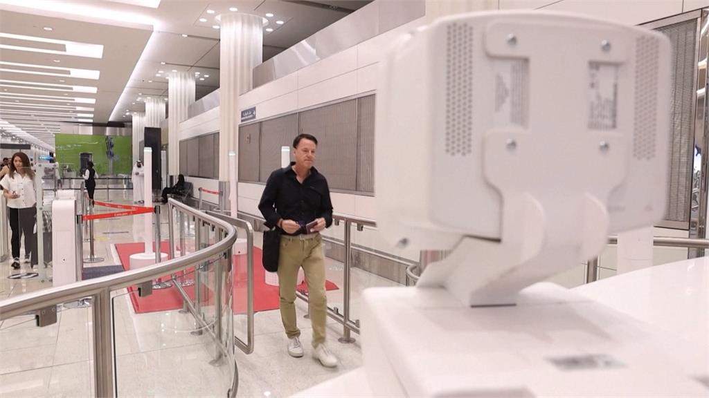 杜拜國際機場推「ＡＩ通關」　旅客出境免出示護照、排隊