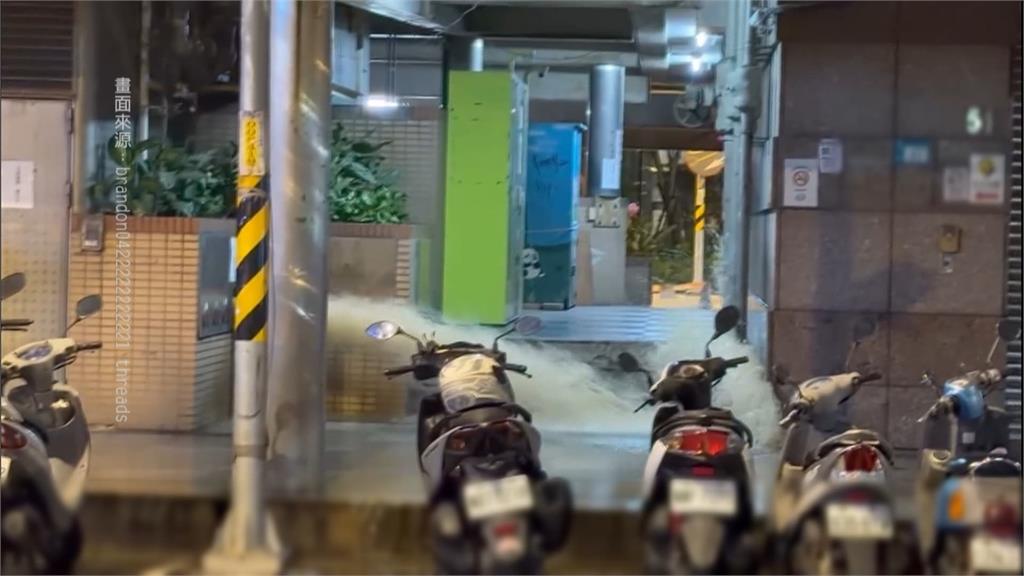 板橋消防採水口「大噴水」　水漫流1小時周邊淹水