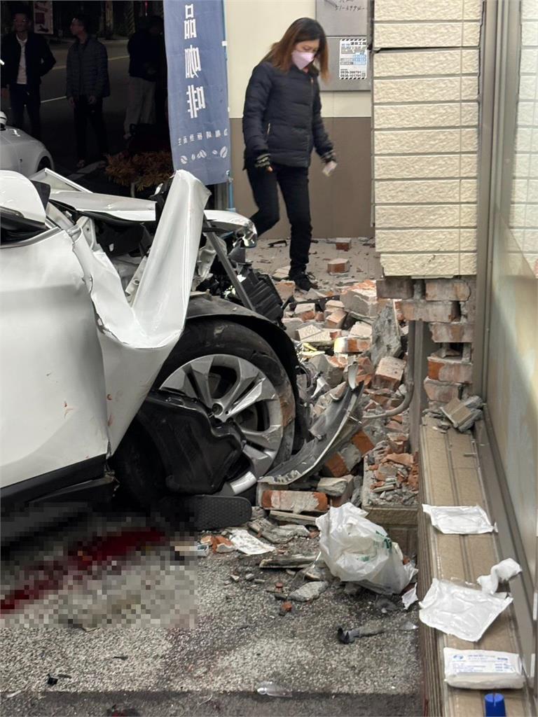 快新聞／BMW變碰碰車！埔心嚴重車禍　路人閃避不及被撞飛