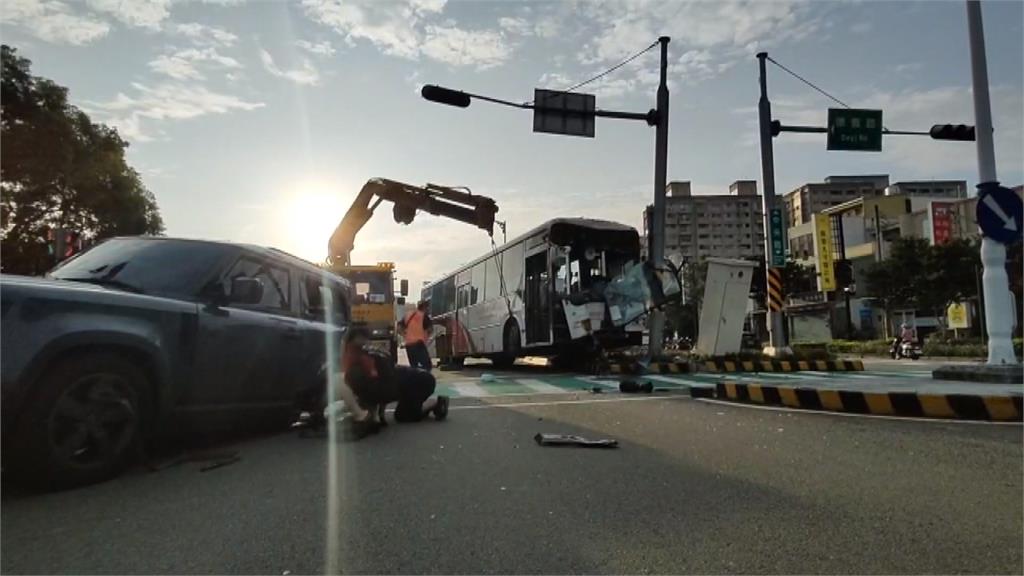 頭份公車司機闖紅燈撞休旅車　再衝分隔島！疑疲勞駕駛釀禍釀６傷