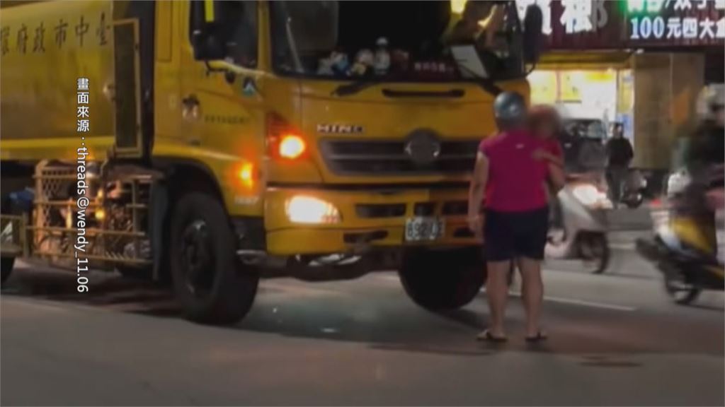 危險！疑認垃圾車音樂挑釁　台中婦抱幼童「肉身攔車」