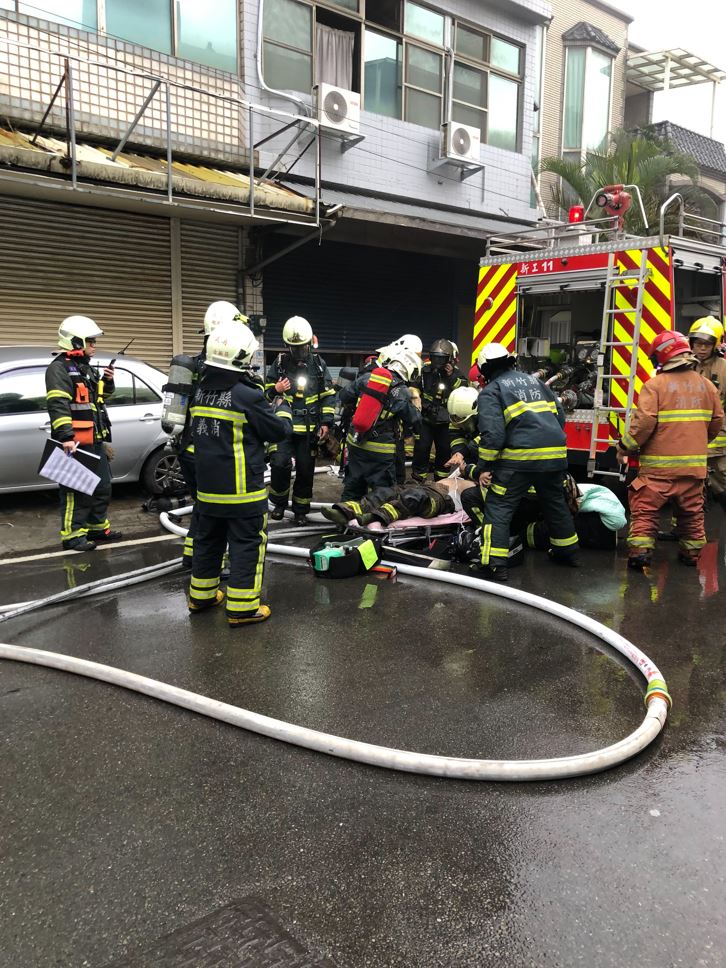 快新聞/新竹湖口民宅火警 消防分隊長救出4人後受困二樓殉職