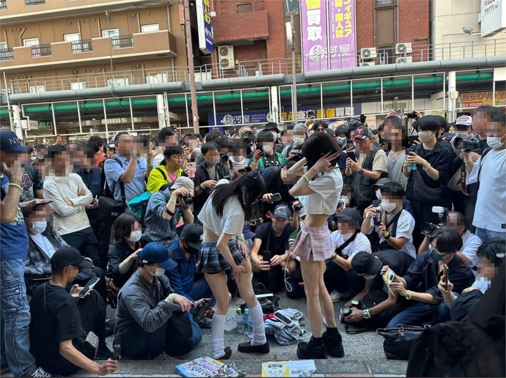 女Coser裙底遭相機大軍「極低角度包抄」！超噁畫面瘋傳…網轟：宅男好可怕