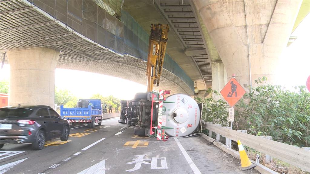 自撞護欄翻落慢車道 槽車倒頭栽!車頭壓變形駕駛受困