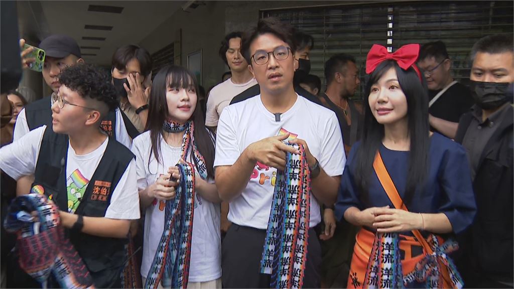 快新聞／彩虹撲馬不停蹄！沈伯洋辯論後直奔同志遊行　還送小水滴「限定版小物」