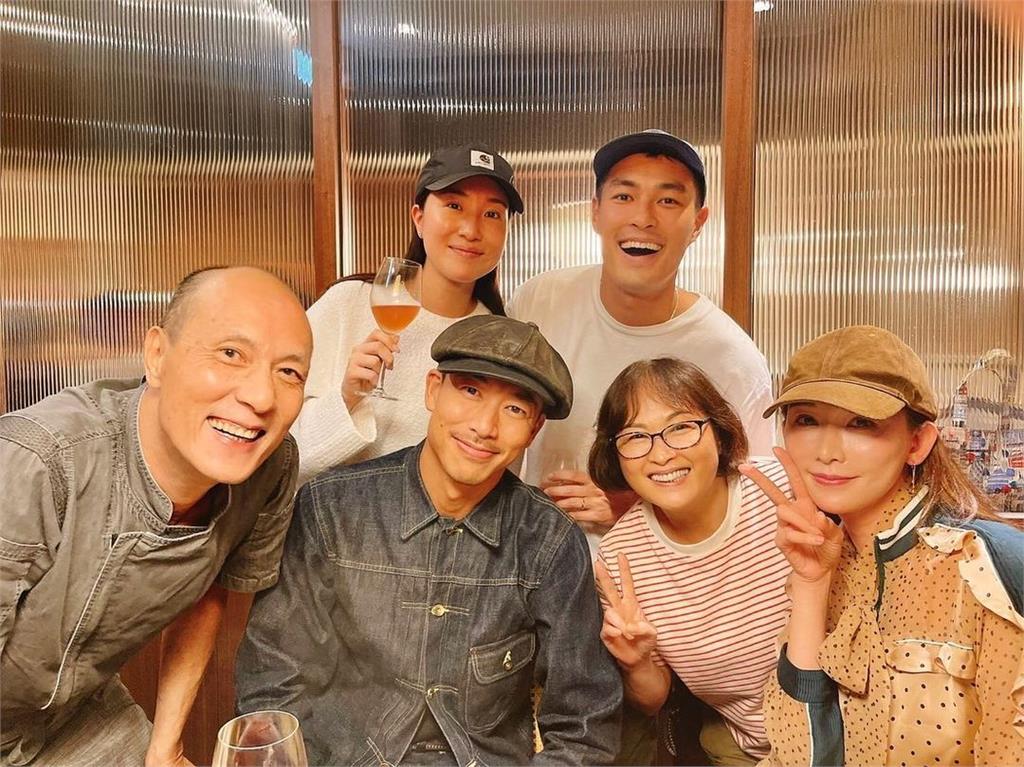 林志玲、AKIRA驚喜現身北市餐廳!與「大咖男星」合照曝搞笑往事