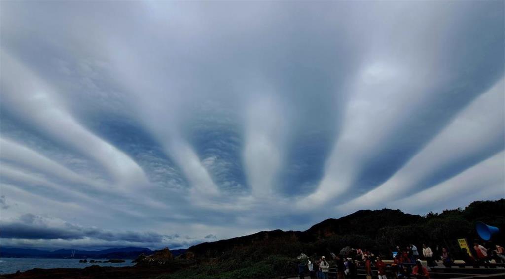 野柳上空「天有異象」強震前兆?網喊「南部也出現」留言區2派人吵翻