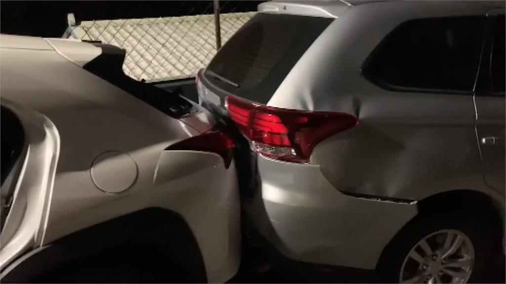 警匪碰碰車!偷車賊拒捕衝撞 四輛警車嚴重毀損 畫面曝