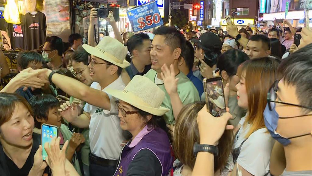 快新聞／寧夏夜市出現「百人貪食蛇」！沈伯洋掃街掀洋流　支持者掏存摺邀簽名