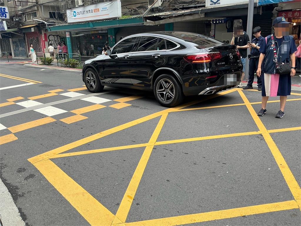快新聞／北市嚴重車禍！婦人走斑馬線遭黑色賓士直撞　命危送醫搶救中