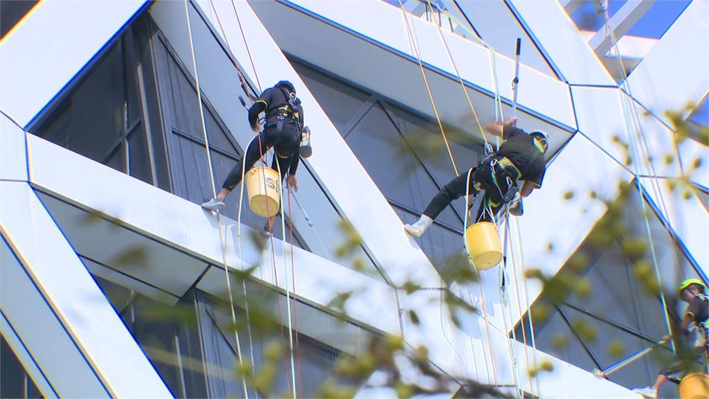 高流4週年洗澎澎！　外牆多名蜘蛛人吊掛執行清洗任務