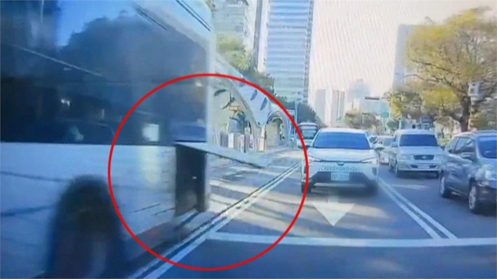 公車維修板彈開! 轎車被刮"破大洞" 求償費近20萬談不攏