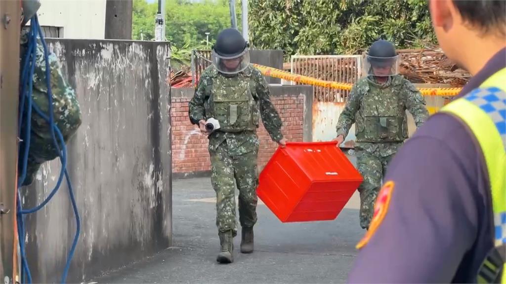 驚！拾荒伯撿回２未爆彈　竟當警面前「拋彈」　眾人嚇壞