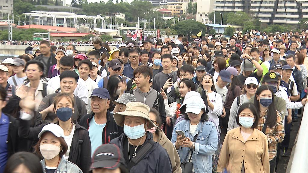 來瞧橋！上萬民眾淡江大橋健走　侯友宜率眾登橋
