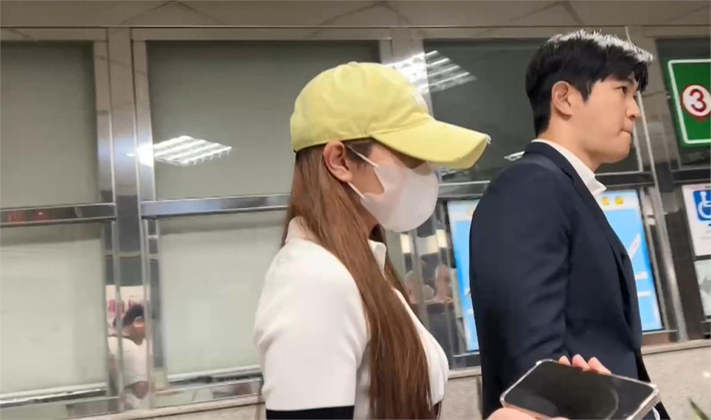家寧一家4口變被告交保 妹提精品包現身、母差點跌倒