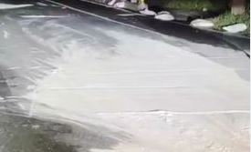 溜冰場？台9線路面「一片雪白」　貨車載麵粉掉路面　綿延近300米